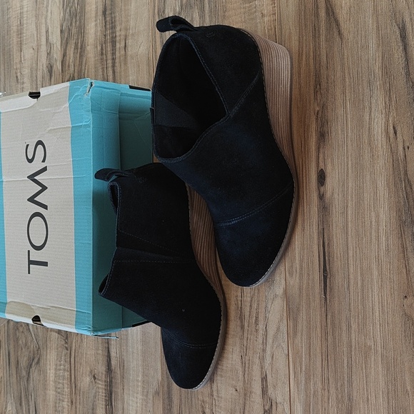NIB Toms Black Suede Marta Wedges - Picture 5 of 7